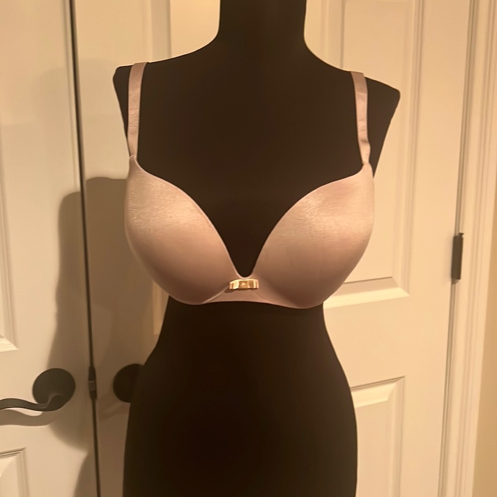 Victoria Secret padded bra size 34 DD. never worn